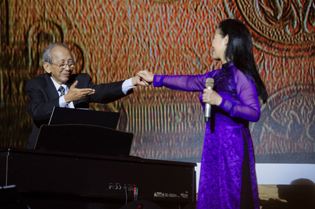 Nguyễn Ánh 9 tái ngộ Khánh Ly trên sân khấu
