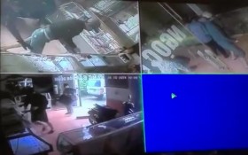 [VIDEO] Cảnh 4 thanh niên táo tợn xông vào cướp tiệm vàng ở Hà Nam