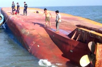Sóng lớn đánh chìm tàu 2.000 tấn ở Cần Giờ, 5 người mất tích