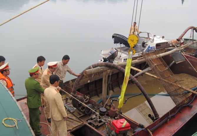 Đột kích, bắt 51 tàu khai thác cát trái phép trên sông Hồng