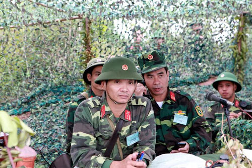 Tại sở chỉ huy dã chiến, Đại tá Hà Quang Vinh, Sư đoàn trưởng Sư đoàn 3 lệnh cho các đơn vị vào vị trí chiến đấu.