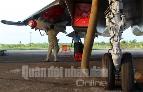 Nhân viên kỹ thuật chuyên ngành vũ khí hàng không thực hiện nhiệm vụ trong ban bay kiểm tra kết quả bắn ném của máy bay SU-30