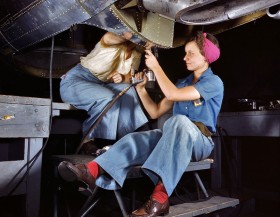 Những bức ảnh màu hiếm hoi về lao động nữ trong Thế chiến thứ II