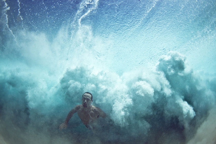 Góc ảnh lạ: Dưới những con sóng