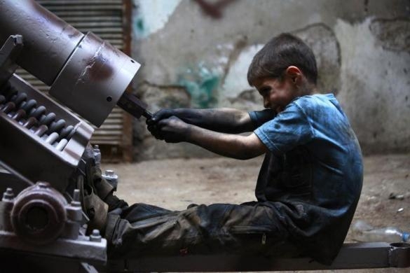 Chuyện cậu bé 10 tuổi trong xưởng vũ khí của quân nổi dậy Syria