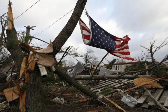 Hàng chục cơn lốc xoáy đồng loạt tàn phá nước Mỹ