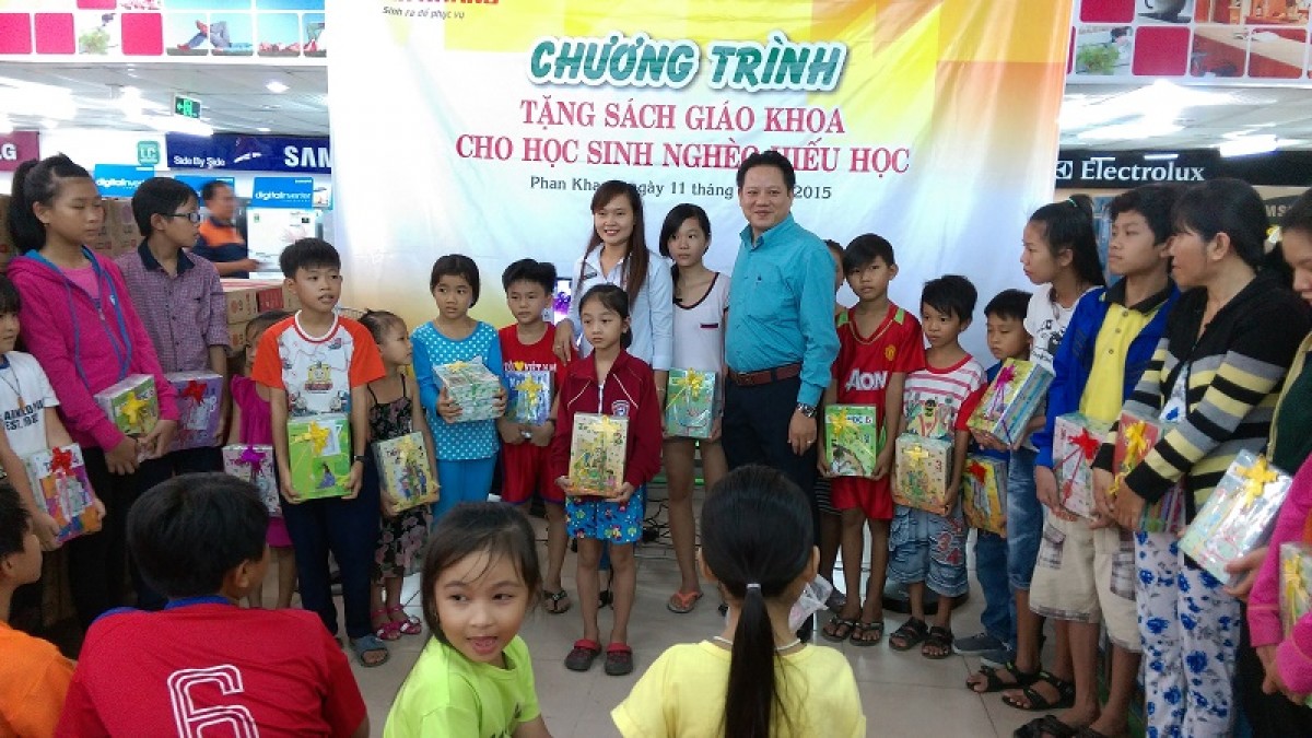 Phan Khang tặng hơn 10.000 bộ sách giáo khoa cho học sinh nghèo hiếu học