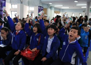 Quỹ sữa Vươn cao Việt Nam tặng quà cho trẻ em Lâm Đồng