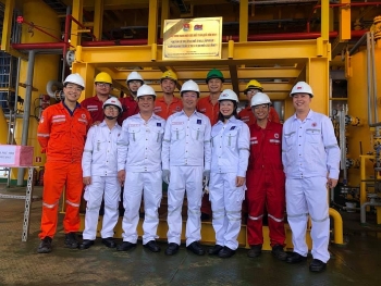 Đồng chí Lê Quốc Phong làm việc với đoàn viên thanh niên ngành Dầu khí khu vực BRVT