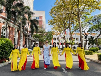 Vietsovpetro: Phụ nữ Xí nghiệp Khí duyên dáng với tà áo dài truyền thống