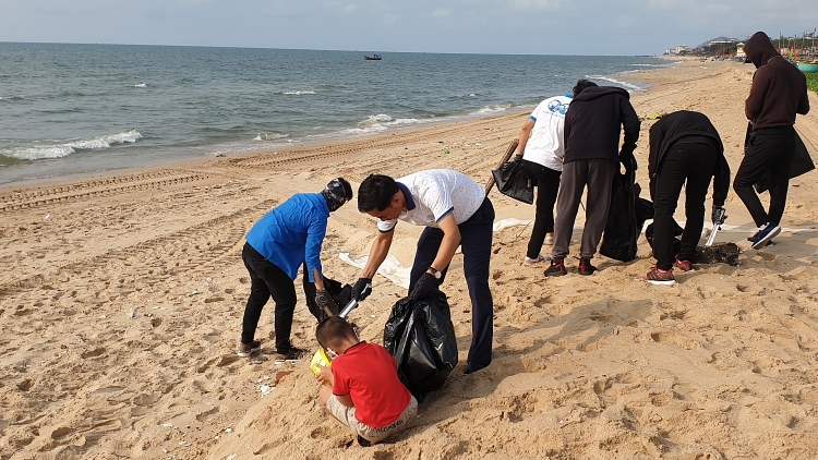 Tuổi trẻ PVU chung tay “Hãy làm sạch biển   Vì một Việt Nam xanh”