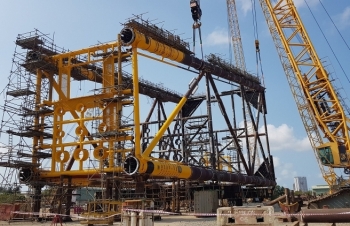 Vietsovpetro: Xí nghiệp Xây lắp lắp dựng thành công  Panel Row A giàn Đầu giếng BK-21, mỏ Bạch Hổ