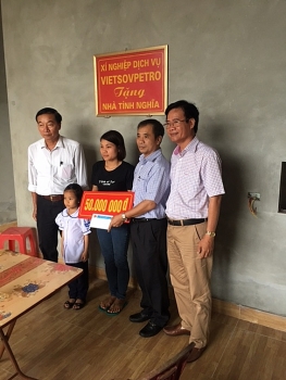 Vietsovpetro: Xí nghiệp Dịch vụ trao nhà tình thương tại Ninh Bình