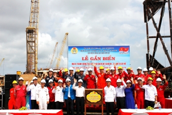 Gắn biển công trình Chân đế Giàn BK-21 chào mừng Đại hội Đảng bộ Vietsovpetro lần thứ XI