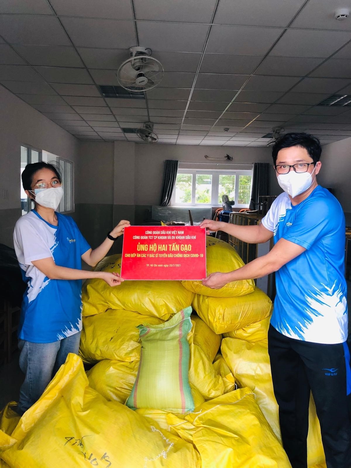 Công đoàn PV Drilling trao tặng 2 tấn gạo cho bếp ăn các y bác sĩ, nhân viên y tế đang chống dịch tại TP HCM