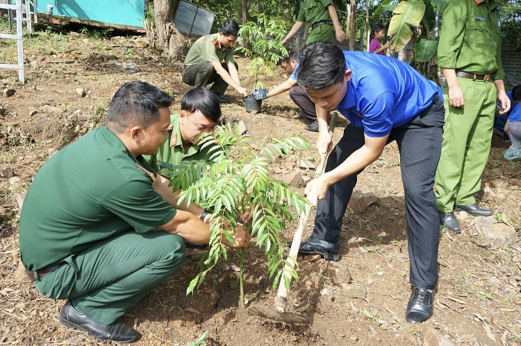 Đoàn Thanh niên Vietsovpetro khu vực Cụm Cảng phối hợp với Thành đoàn Vũng Tàu tổ chức ngày “Chủ nhật Xanh”