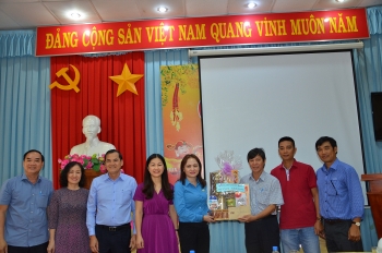 Lãnh đạo CĐ DKVN gặp mặt và tặng quà người lao động Vietubes