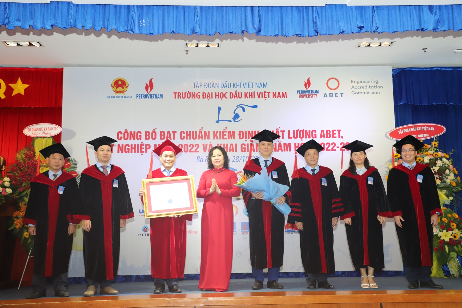 Thứ trưởng Ngô Thị Minh trao chứng nhận đạt chuẩn ABET cho PVU