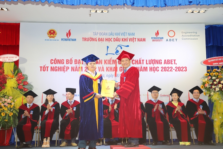 Trường Đại học Dầu khí Việt Nam khai giảng năm học mới 2022-2023 và trao bằng thạc sĩ, kỹ sư