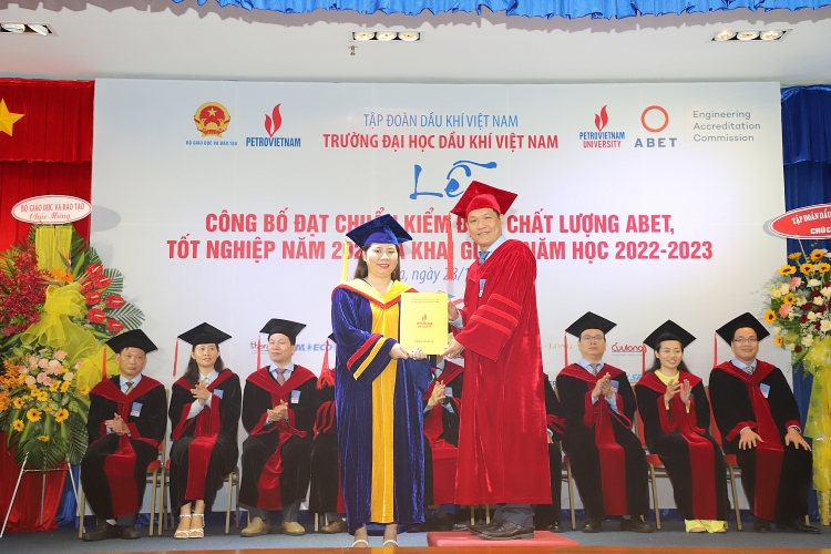 Trường Đại học Dầu khí Việt Nam khai giảng năm học mới 2022-2023 và trao bằng thạc sĩ, kỹ sư