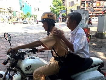 Cảnh sát giao thông kịp thời giúp đỡ ông cụ bị lạc
