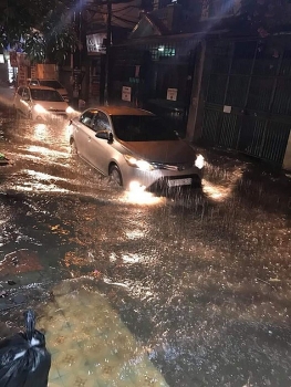 Hà Nội: Phố biến thành "sông" sau cơn mưa ngày cuối tuần