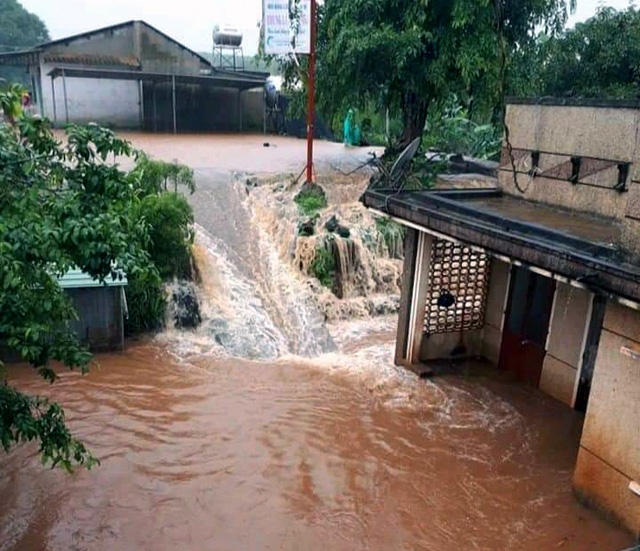 Lũ lớn nhấn chìm hàng chục ngôi nhà, cuốn trôi nhiều tài sản