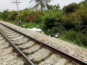 Hai người tử vong vì cố băng qua đường ray