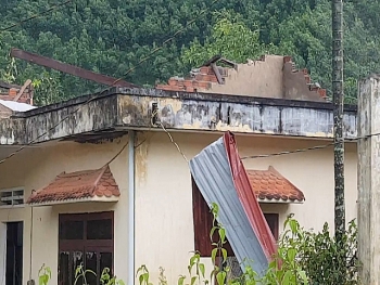 Quảng Ngãi: Lốc xoáy càn quét phá hỏng 100 nhà dân