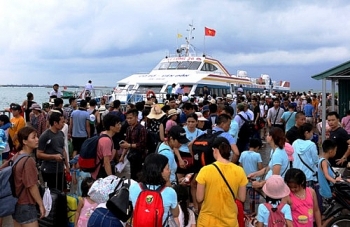 Gần 3.000 khách kẹt ở đảo Cô Tô được đưa về đất liền
