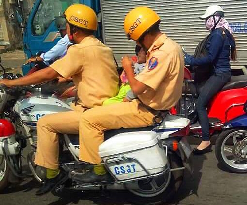 Cảnh sát giao thông TP HCM đưa em bé bị ngất đi cấp cứu