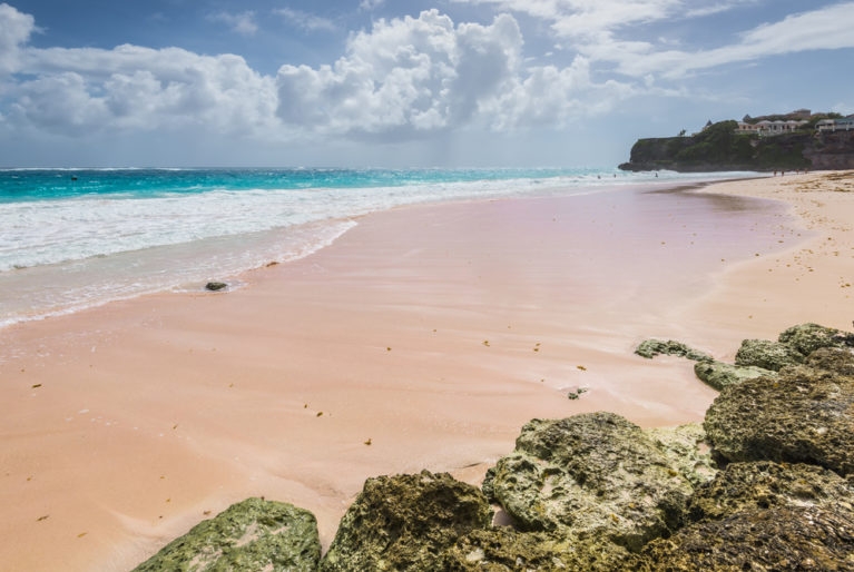 Lạ mắt với những bãi biển cát hồng tự nhiên tuyệt đẹp