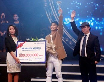 Hoài Lâm lập "cú đúp" giải thưởng Bài hát yêu thích 2015