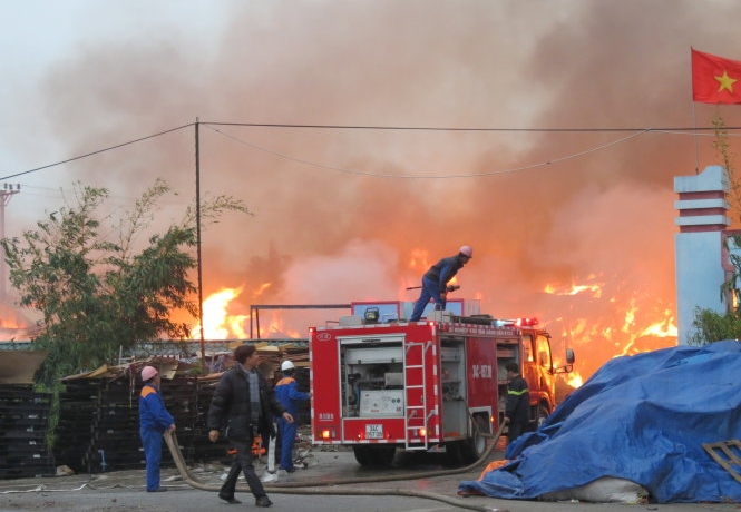 Hỏa hoạn thiêu rụi hàng nghìn m2 nhà xưởng