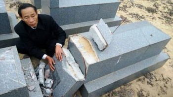 Nhiều bia mộ ở Quảng Bình bị đập phá