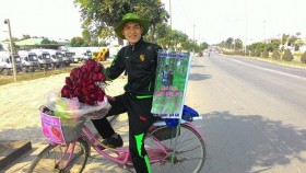 Chân dung chàng trai đạp xe hơn 1.000 km để tặng hoa người yêu
