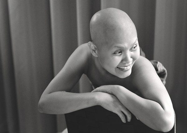 Nhìn lại hình ảnh cô gái truyền nghị lực sống cho hàng triệu người bị ung thư