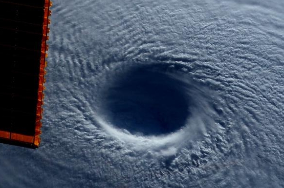Cận cảnh siêu bão sắp đổ bộ vào Biển Đông