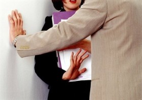 Hành động nào được coi là quấy rối tình dục ở nơi làm việc?