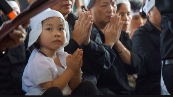 Con thơ ngơ ngác trong lễ tang phi công Trần Quang Khải