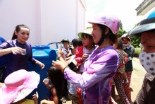 Ca sĩ Phi Nhung lại mang giọt nước nghĩa tình đến miền Tây