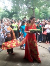 Xúc động Hồ Văn Cường cài hoa cho Phi Nhung trong lễ Vu Lan