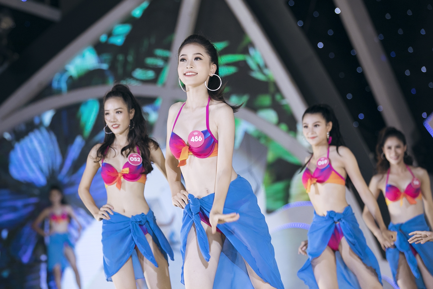 Bỏng mắt với phần thi bikini của ứng viên Hoa hậu Việt Nam 2018