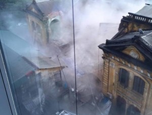 [Ảnh-VIDEO] Sập nhà cổ ở Hà Nội, nhiều người bị vùi lấp