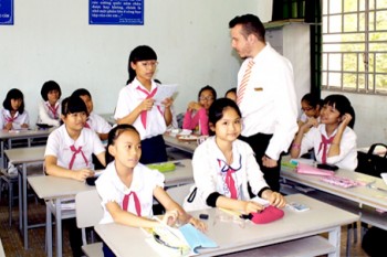 Bộ GD&ĐT lên tiếng về việc “bắt” học sinh học tiếng Trung