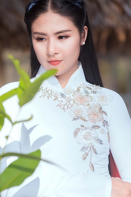 ngam hoa hau ngoc han trong bo ao dai cuoi