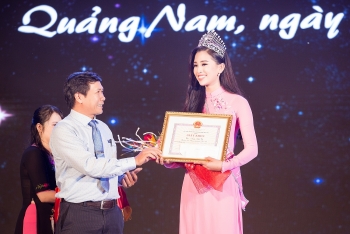 Hoa hậu Trần Tiểu Vy được lãnh đạo tỉnh Quảng Nam tặng bằng khen