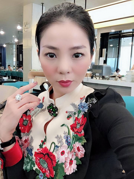 sao viet 2710 hoang thuy linh vuong nghi van chia tay vinh thuy