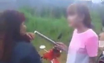 [VIDEO] Nữ sinh dùng gậy đánh bạn như… dân giang hồ