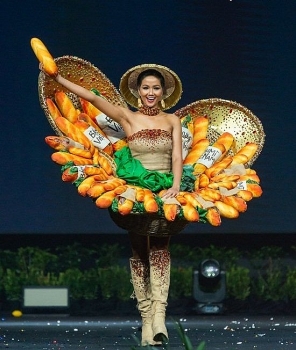 H’Hen Niê tự tin trình diễn “Bánh mì” trên sân khấu Hoa hậu Hoàn vũ 2018